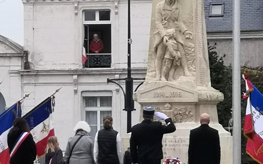 Les élèves de la classe défense participent à la cérémonie du 11 novembre au Lude